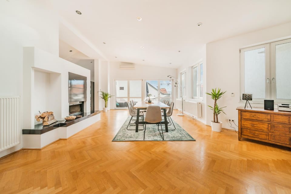 Kitchen or kitchenette, Living room, Seating area, Dining area