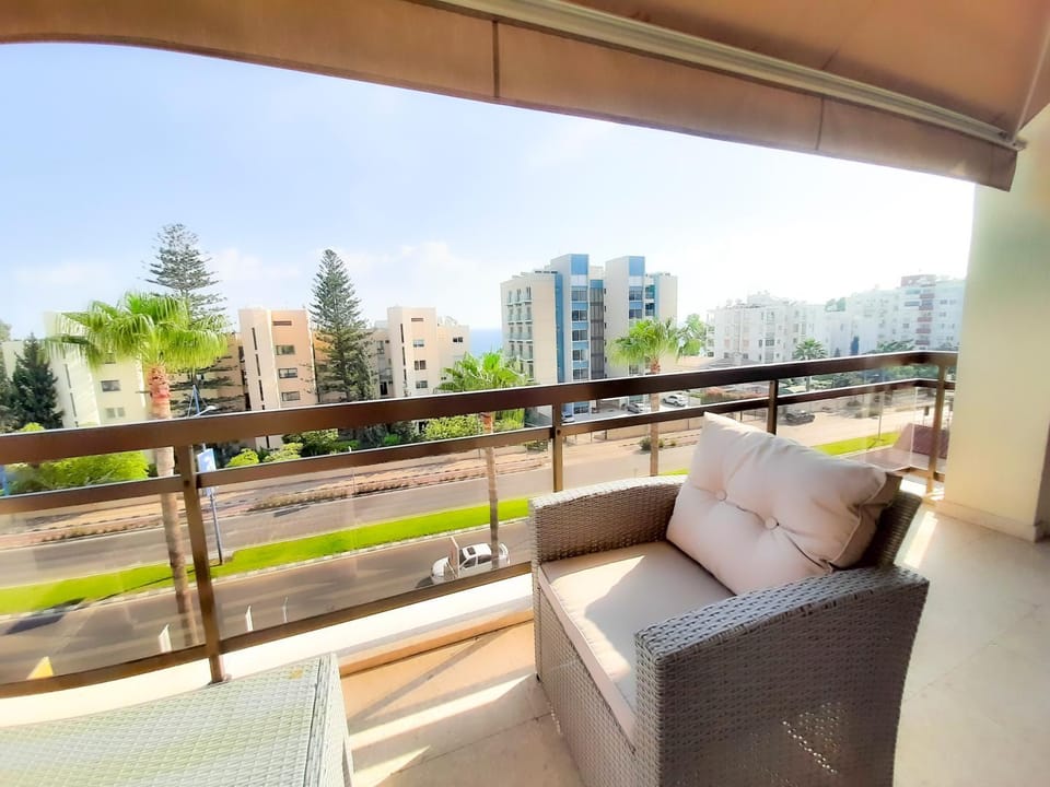 Property building, Patio, Day, View (from property/room), Balcony/Terrace, Seating area, City view