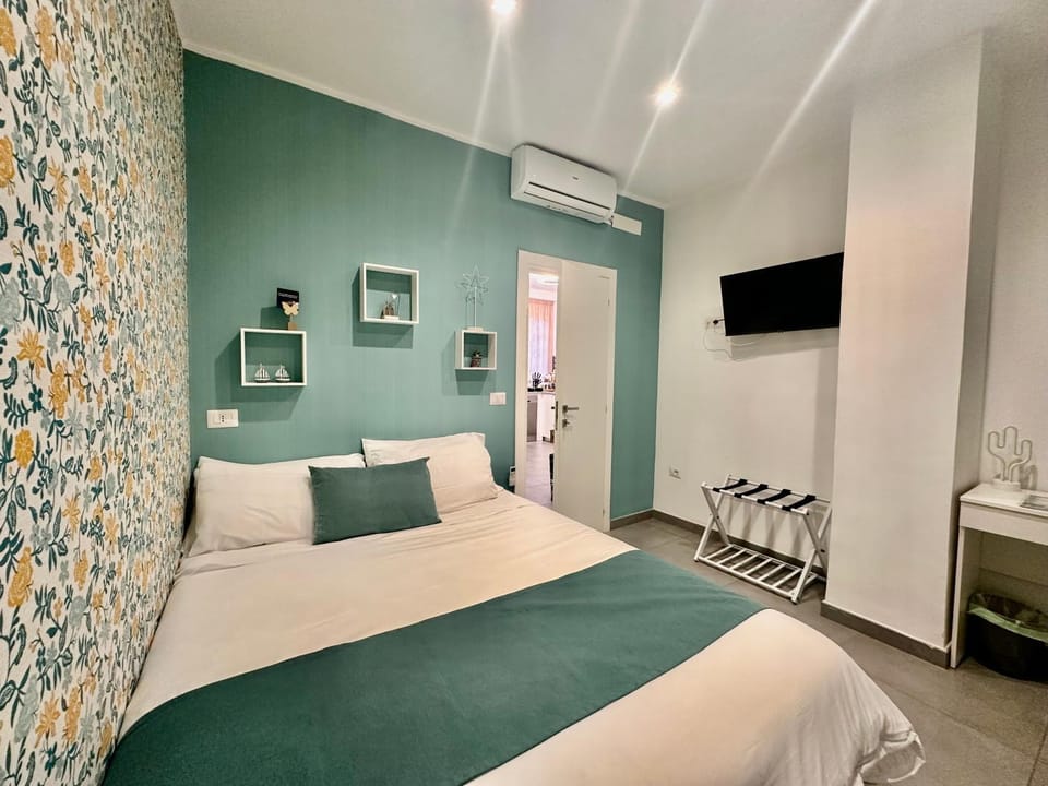 Bed, TV and multimedia, Photo of the whole room, air conditioner