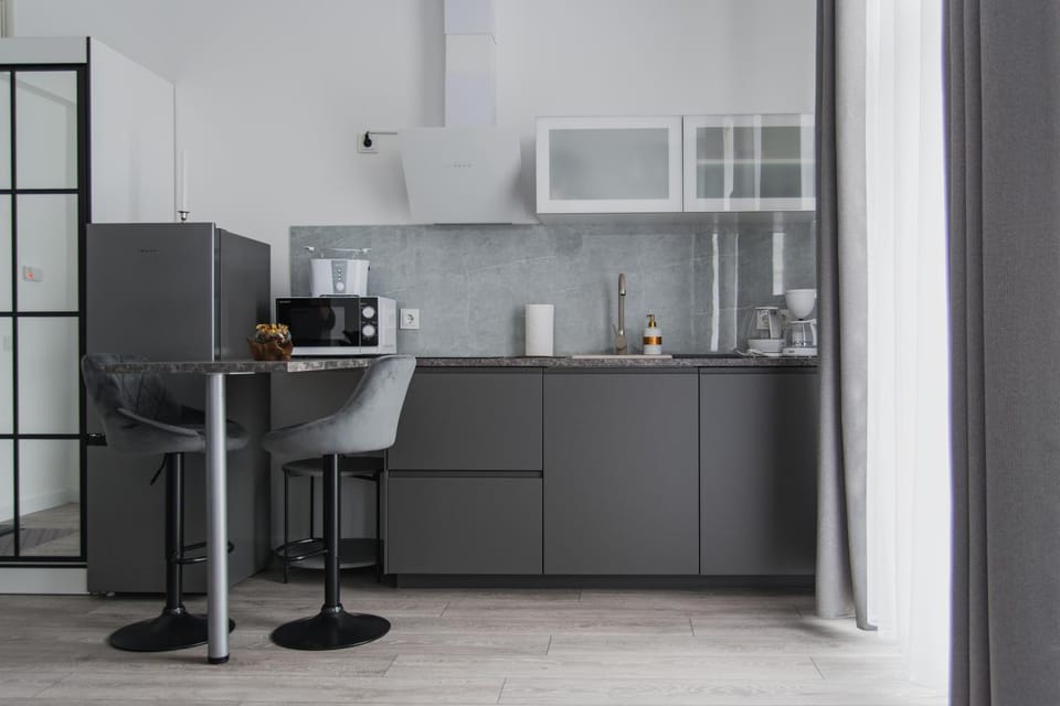 Coffee/tea facilities, Kitchen or kitchenette, Dining area, stove