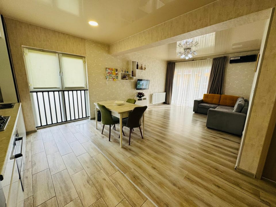 TV and multimedia, Living room, Seating area, Dining area, air conditioner