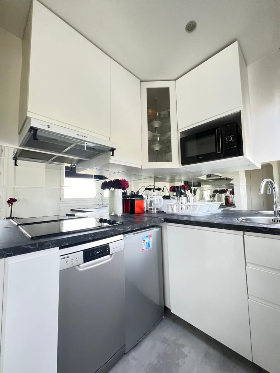 Coffee/tea facilities, Kitchen or kitchenette, dishwasher, stove, toaster