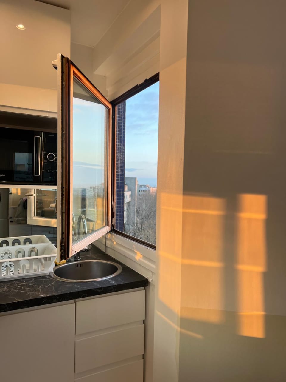 Kitchen or kitchenette, City view