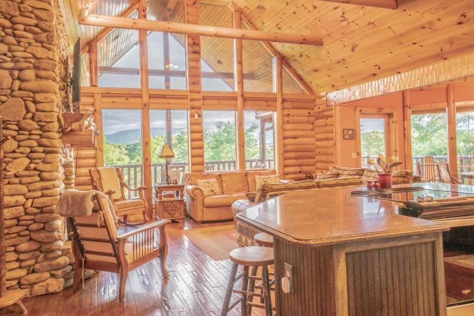 Smoke Rise Lodge · Lake Front, Luxury Cabin, Hot Tub, Cabin in Douglas Lake