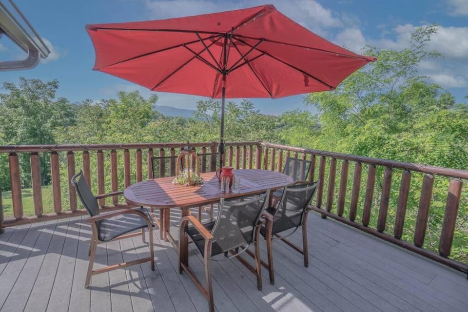 Smoke Rise Lodge · Lake Front, Luxury Cabin, Hot Tub, Cabin in Douglas Lake