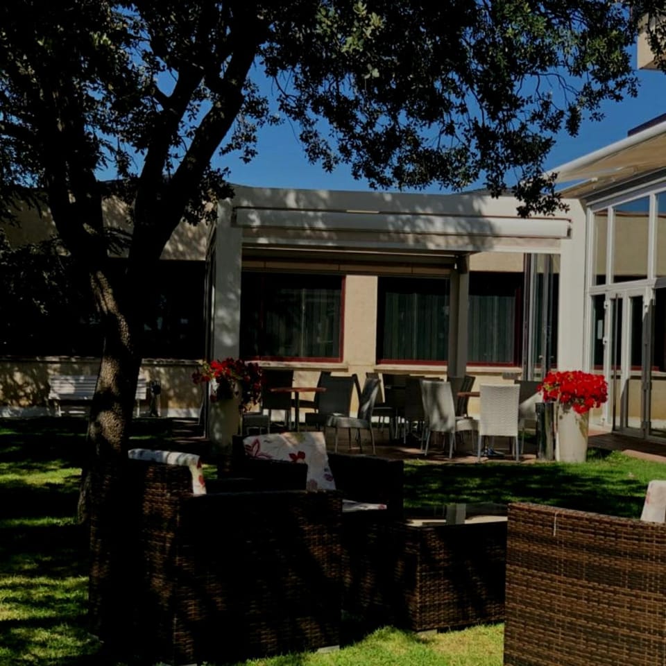 Property building, Spring, Day, Garden, Garden view