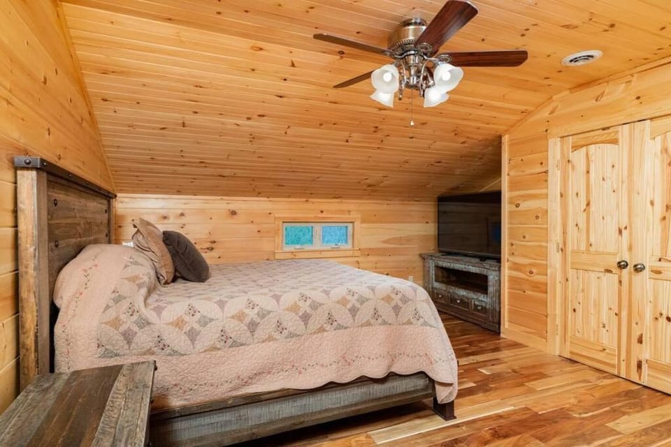 Smoke Rise Barn · Great Lake Front, Large Dock, 4bdrm, Pool Table House in Douglas Lake