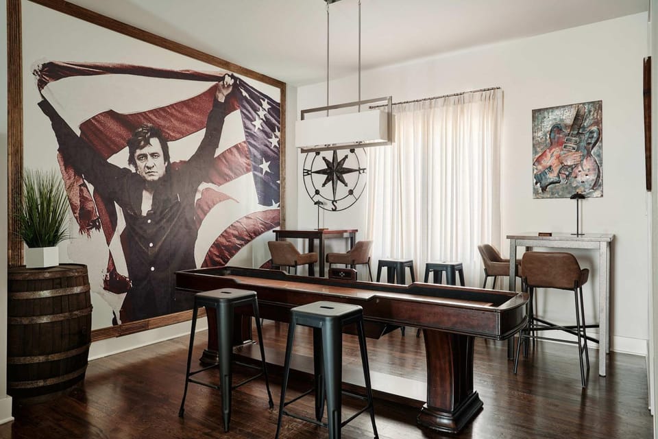 Rooftop, Karaoke & Game Garage In East Nashville - 10 Min to Nissan Stadium, Garage, Ping Pong, Karaoke, Axe Throwing, Shuffleboard, 10 Mins to Broadway, 5 Mins to Five Points, Perfect for Bachelors or Bachelorettes, 24 Hr Hospitality House in East Nashville