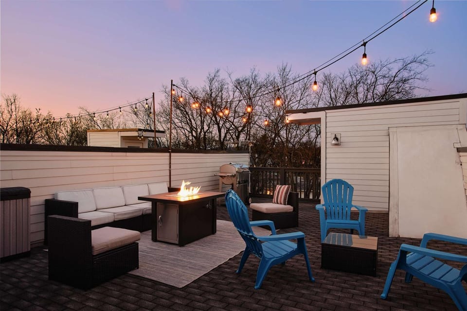 Perfect CMA Fest HQ, Rooftop 10 Mins to Downtown, Garage, Ping Pong, Karaoke, Axe Throwing, Shuffleboard, 10 Mins to Broadway, 5 Mins to Five Points, Perfect for Bachelors or Bachelorettes, 24 Hr Hospitality House in East Nashville