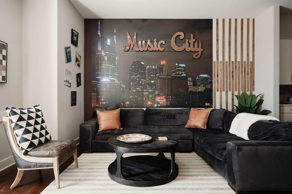 Perfect CMA Fest HQ, Rooftop 10 Mins to Downtown, Garage, Ping Pong, Karaoke, Axe Throwing, Shuffleboard, 10 Mins to Broadway, 5 Mins to Five Points, Perfect for Bachelors or Bachelorettes, 24 Hr Hospitality House in East Nashville