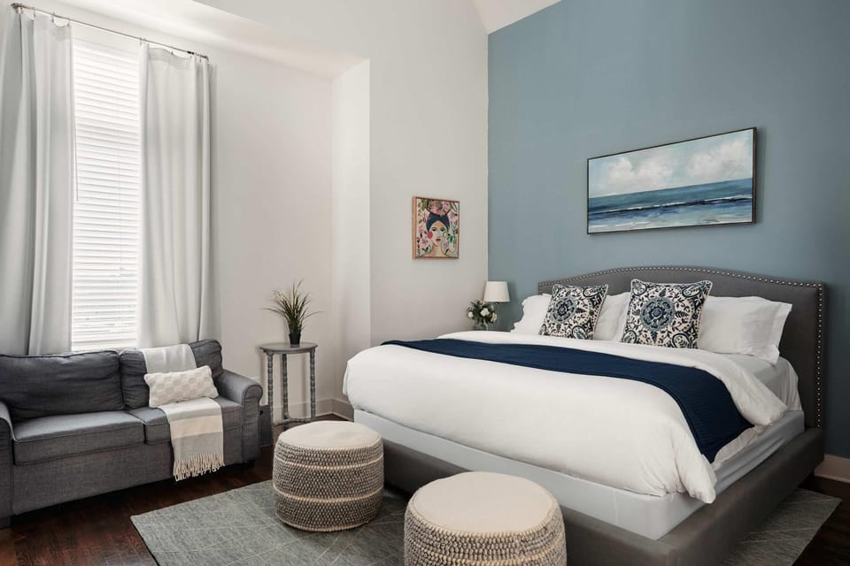 Perfect CMA Fest HQ, Rooftop 10 Mins to Downtown, Garage, Ping Pong, Karaoke, Axe Throwing, Shuffleboard, 10 Mins to Broadway, 5 Mins to Five Points, Perfect for Bachelors or Bachelorettes, 24 Hr Hospitality House in East Nashville