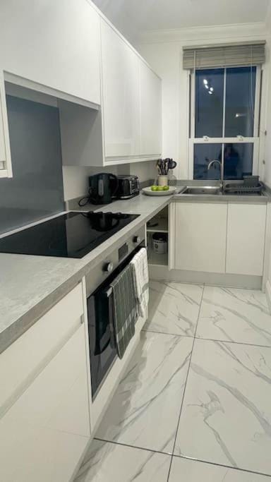 Cosy & Comfortable - Heart of Hove - Beach Getaway Apartment in Hove