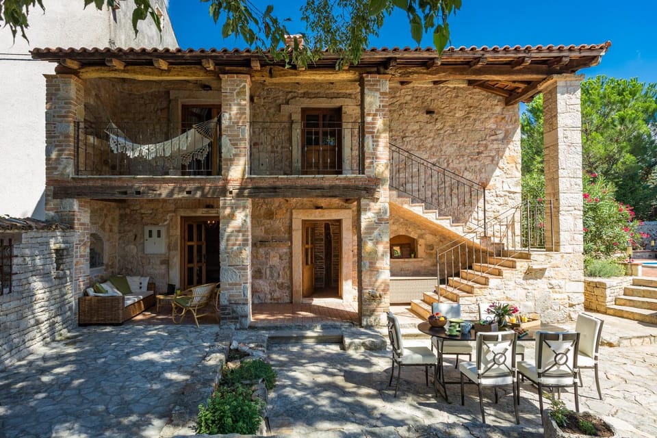 Property building, Patio, Balcony/Terrace