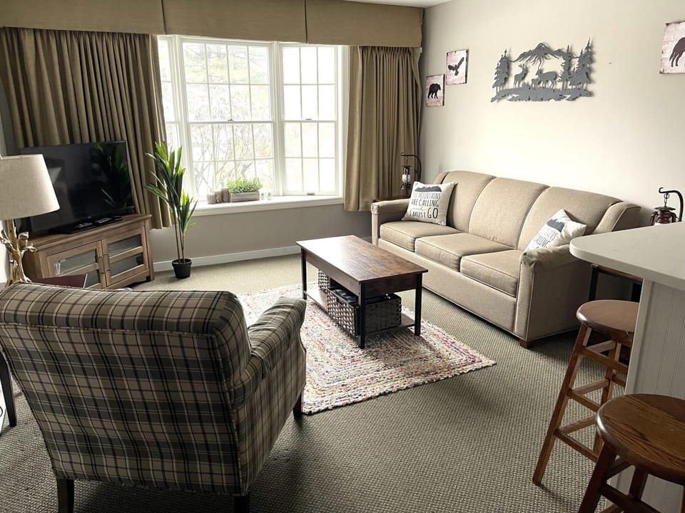 Communal lounge/ TV room, TV and multimedia, Living room, Seating area, Evening entertainment
