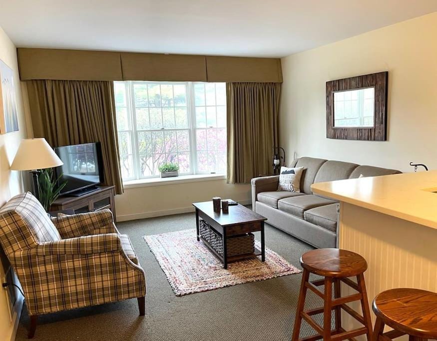TV and multimedia, Living room, Seating area, Evening entertainment