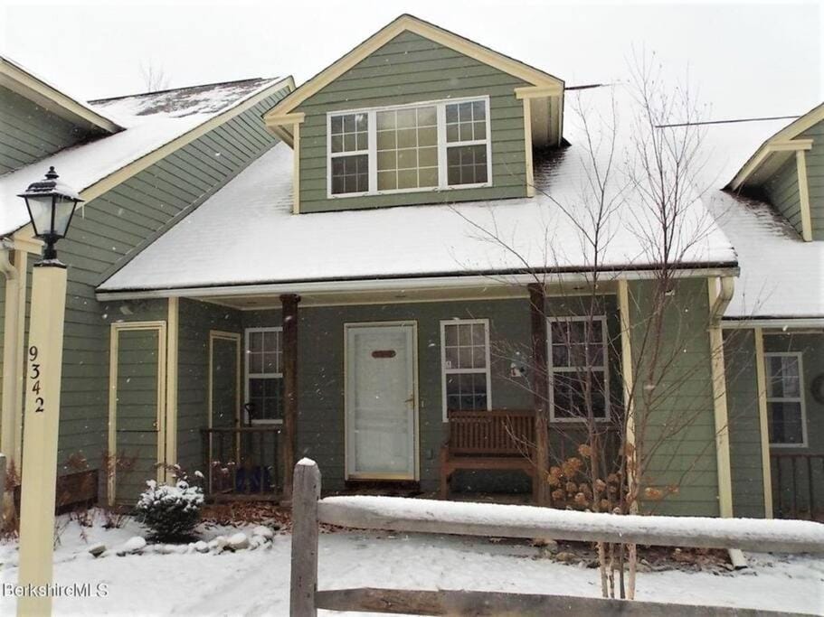 Spacious 3BR 3BA Sleeps 8 Ski On Off Jiminy Mountain Resort House in Lanesborough