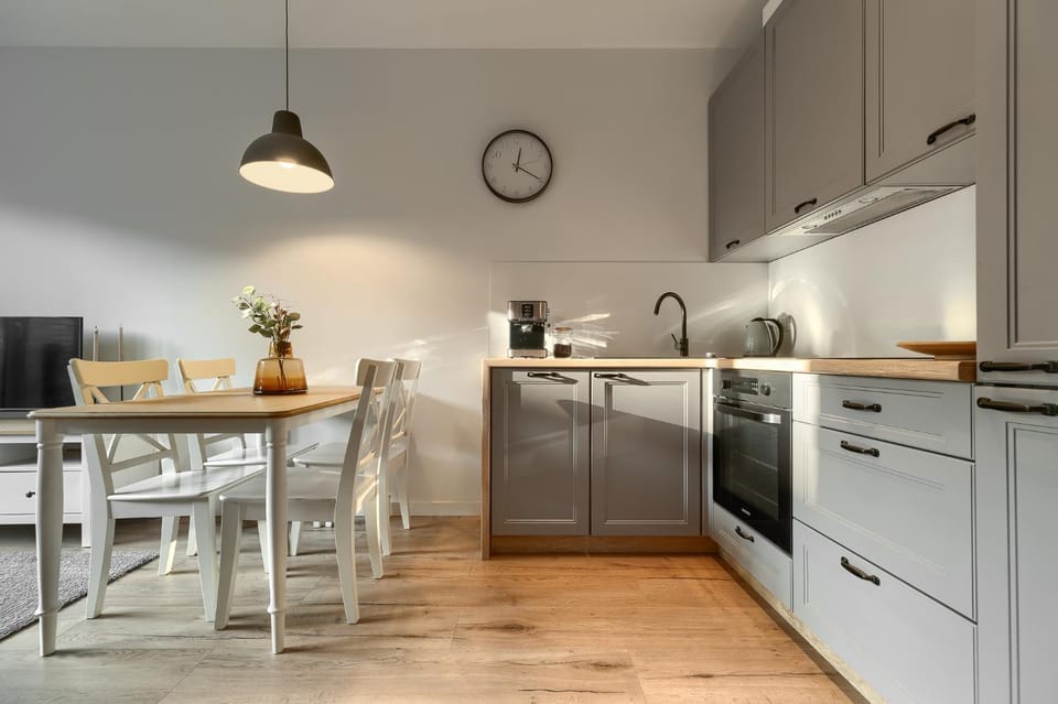 Kitchen or kitchenette, dishwasher, stove