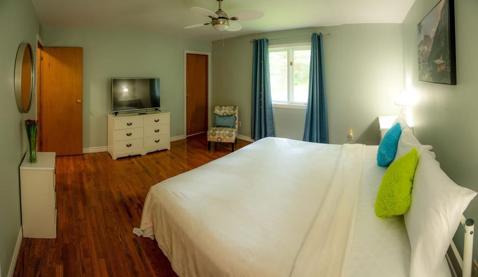Bancroft Petals I Sleep 8 l BBQ l POOL Apartment in Bancroft