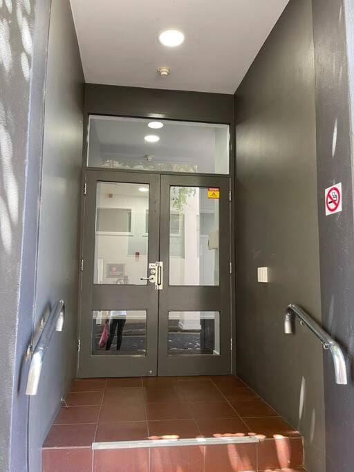 Studio 25/247 gouger st Ex hotel room 430 Apartment in Adelaide