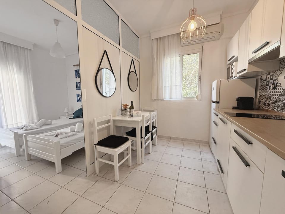 Kitchen or kitchenette, Dining area, pet friendly, stove, air conditioner