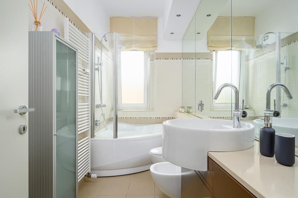 Toilet, Hot Tub, Bathroom, towels, washing machine