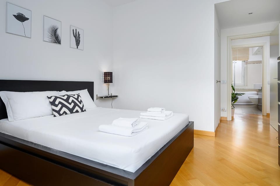 Bed, Bedroom, towels