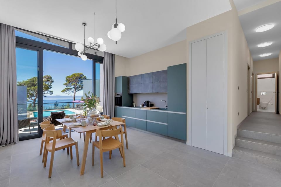 Kitchen or kitchenette, Dining area