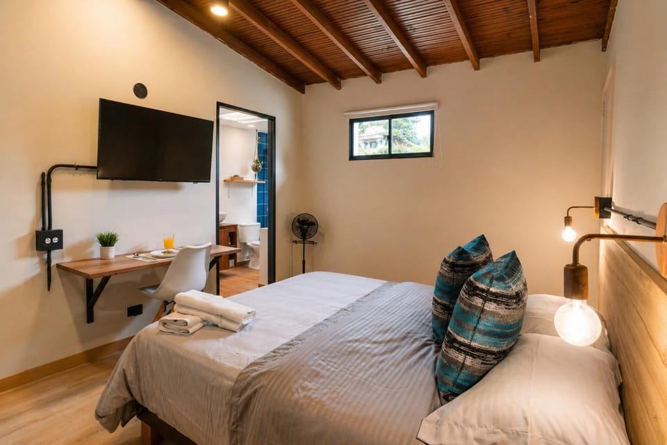 Bed, TV and multimedia, Photo of the whole room, Bedroom, towels