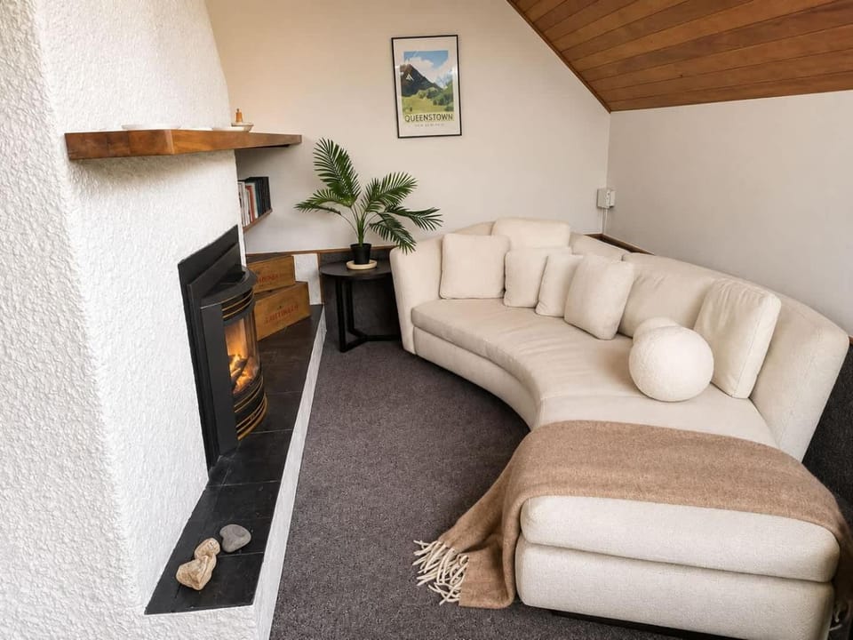 Sunshine Bay Lake Views House in Queenstown