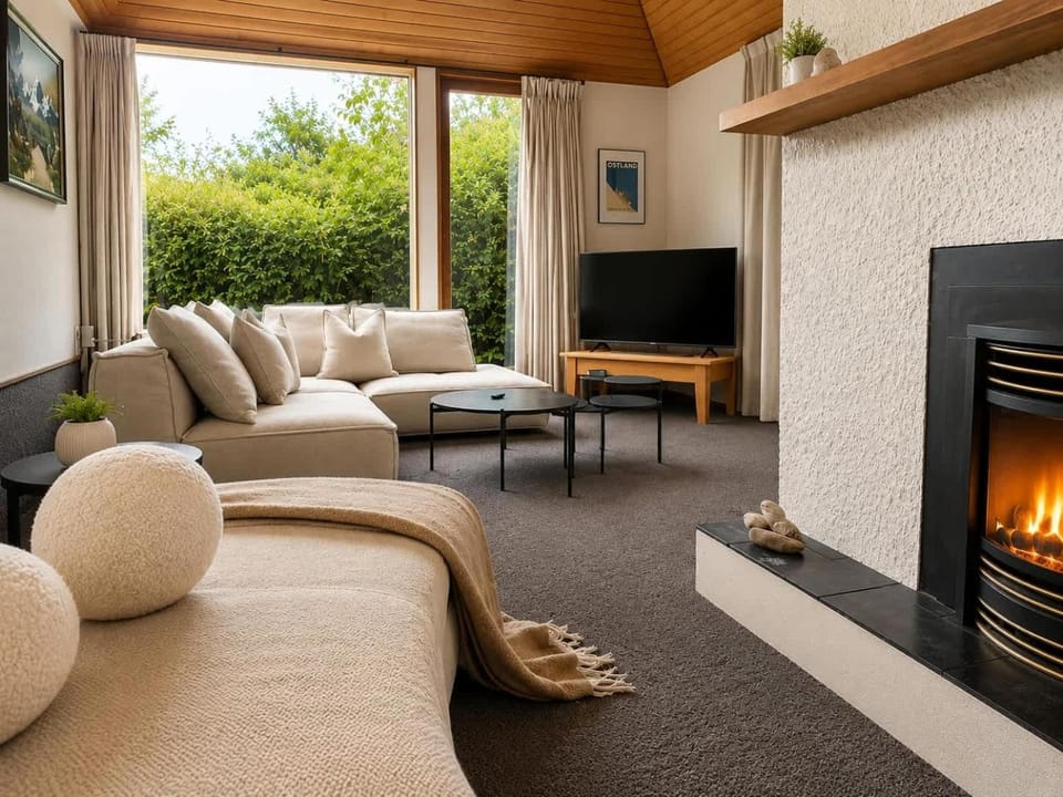 Sunshine Bay Lake Views House in Queenstown
