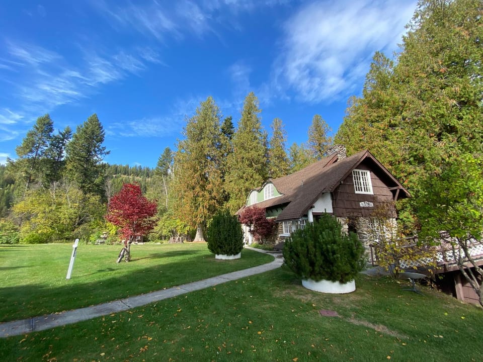 Property building, Day, Natural landscape, Garden, Garden view