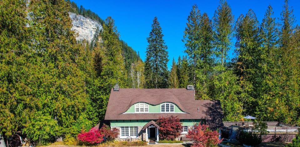 Property building, Day, Natural landscape, Garden, Garden view, Mountain view