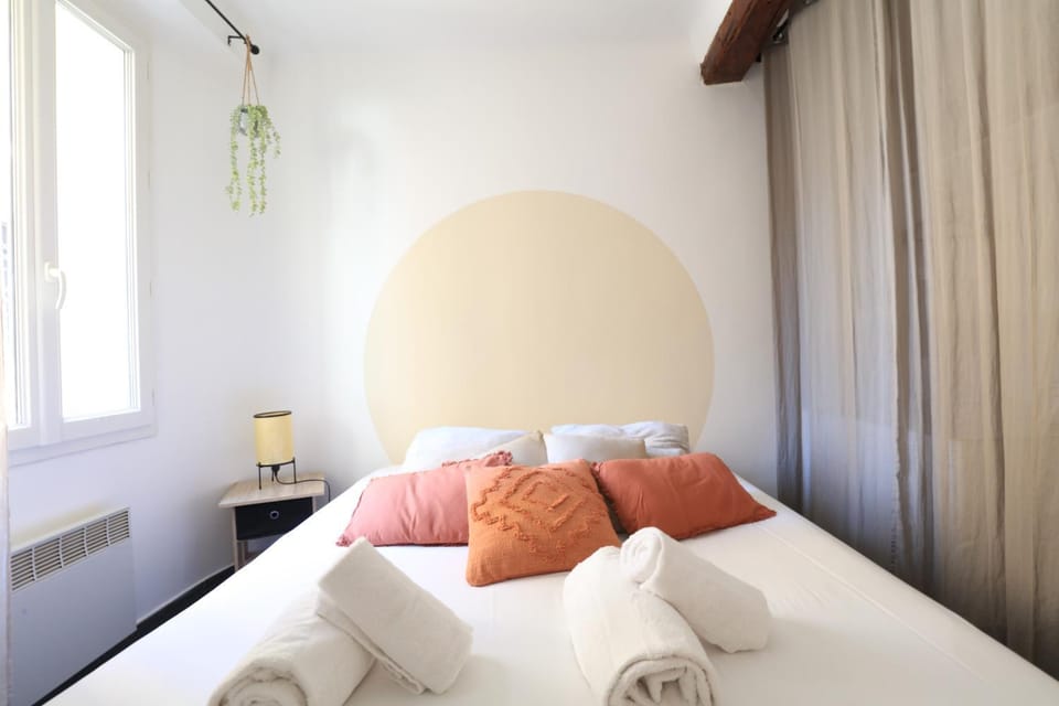 Photo of the whole room, Bedroom