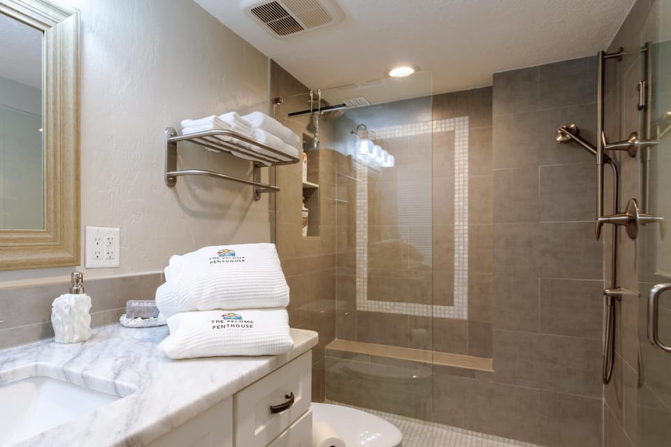 Shower, Toilet, Bathroom, towels