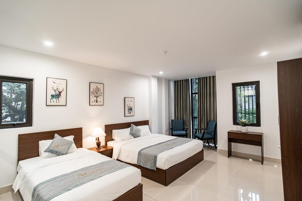 Bed, Photo of the whole room, Seating area, Bedroom