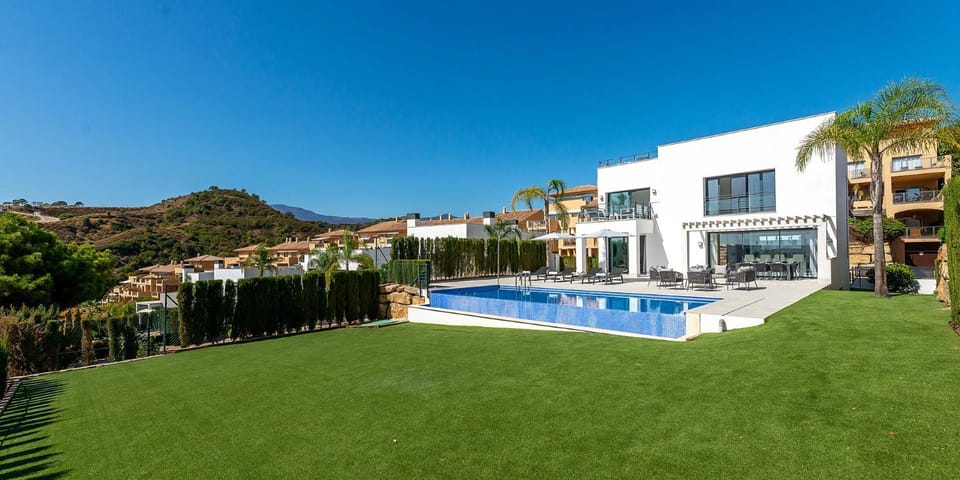Property building, Day, Garden, Pool view, Swimming pool