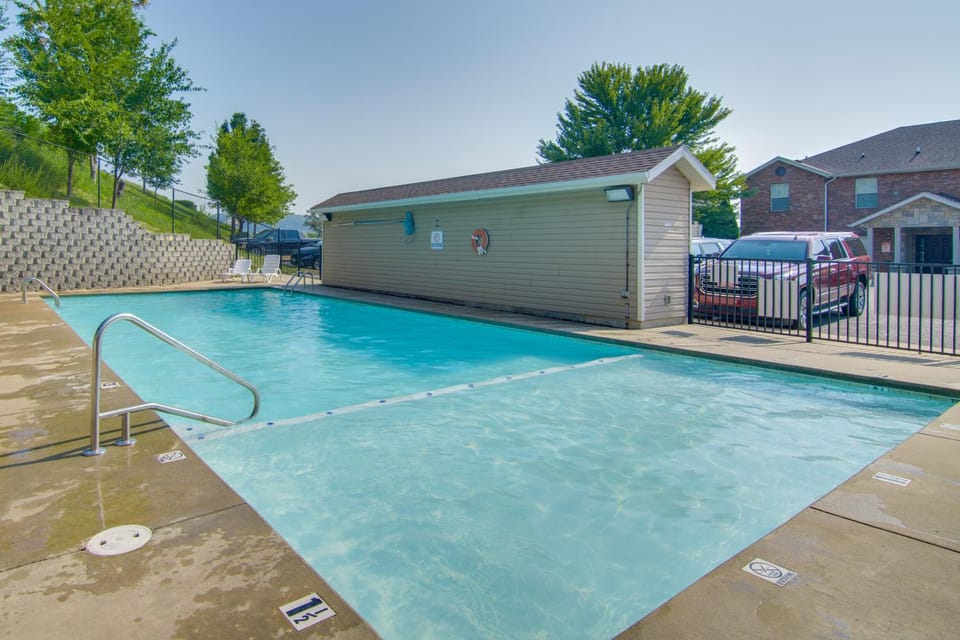 Walk-In Unit, No Stairs, Pool! Family Fun Awaits House in Branson