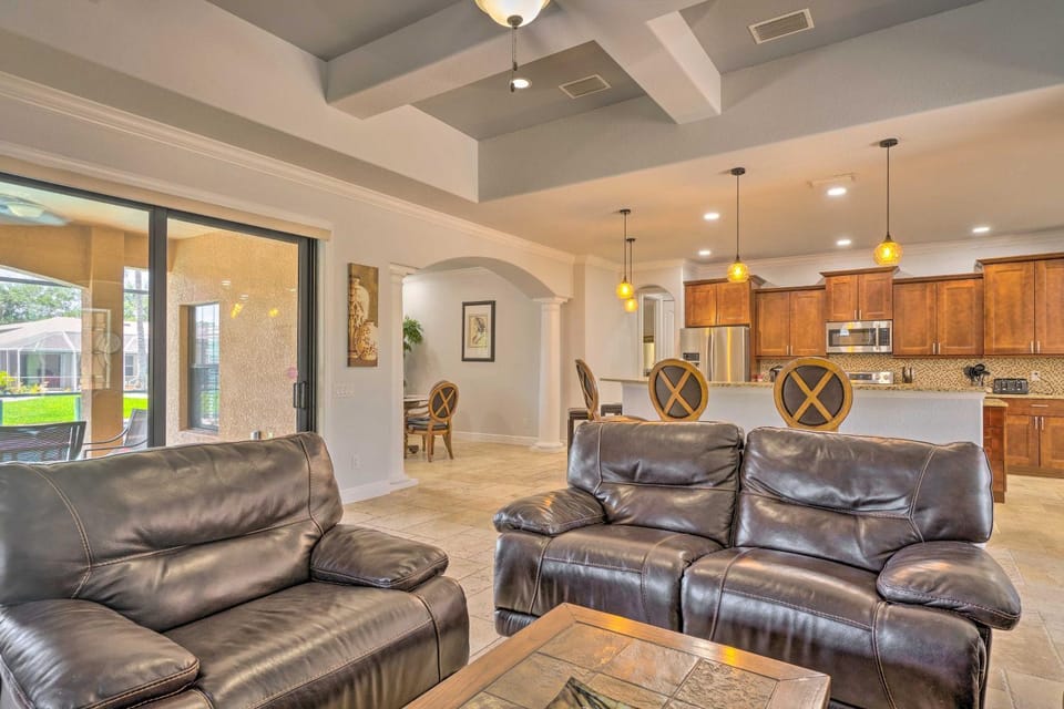 Private Pool & Grill: Canalfront Cape Coral Home House in Cape Coral