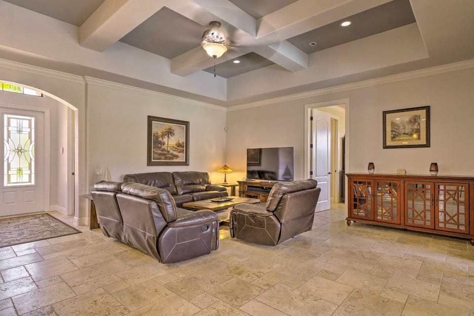 Private Pool & Grill: Canalfront Cape Coral Home House in Cape Coral