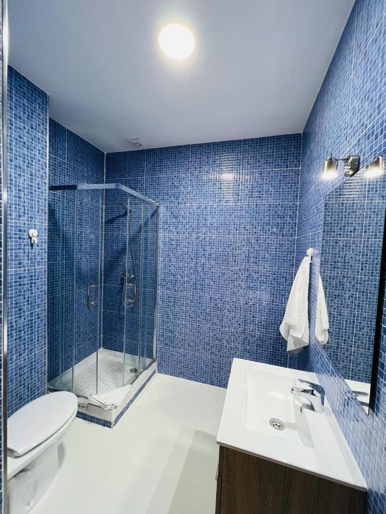 Shower, Toilet