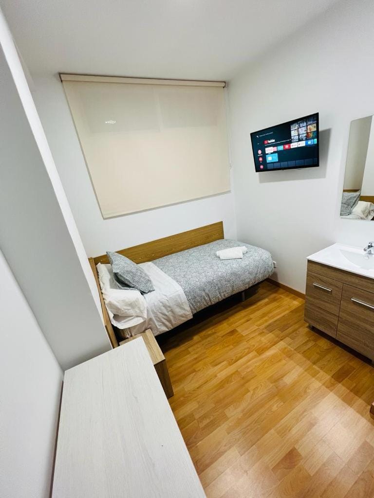 Bed, Photo of the whole room, towels