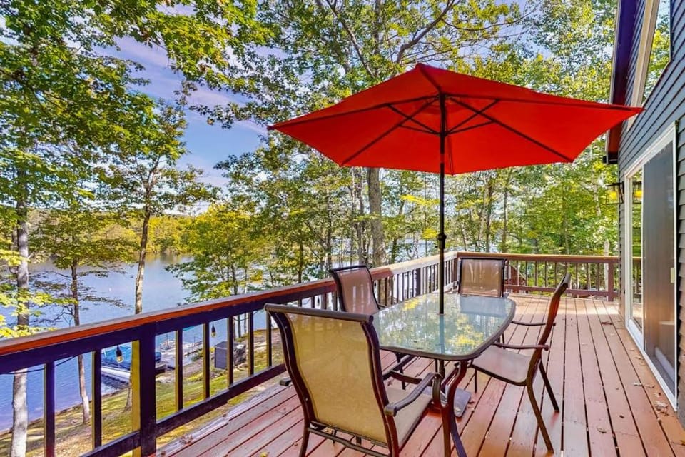 Marwood Lake Cottage House in Wakefield