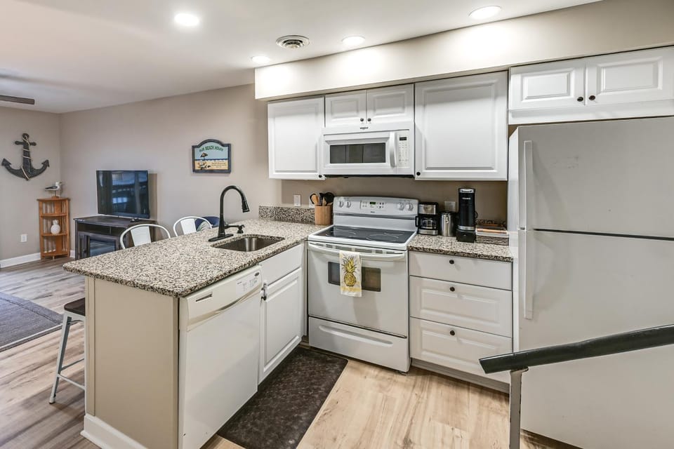 Steps to Pool & Ocean City Beach! Water-View Gem House in Ocean City