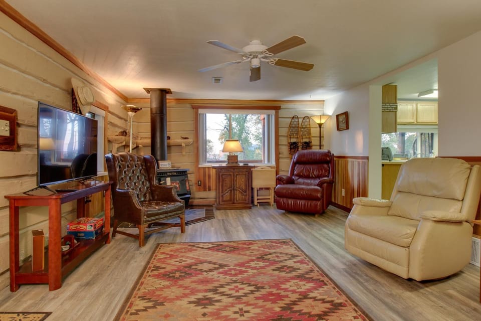 Cozy Augusta Cabin w/ Furnished Deck & Grill! Cabin in Idaho