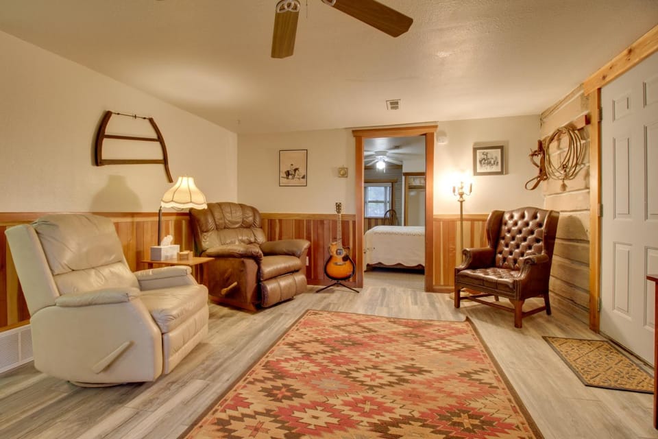 Cozy Augusta Cabin w/ Furnished Deck & Grill! Cabin in Idaho
