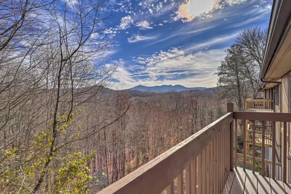 Sugar Mountain Chalet w/ Hot Tub & Ski Shuttle! House in Sugar Mountain