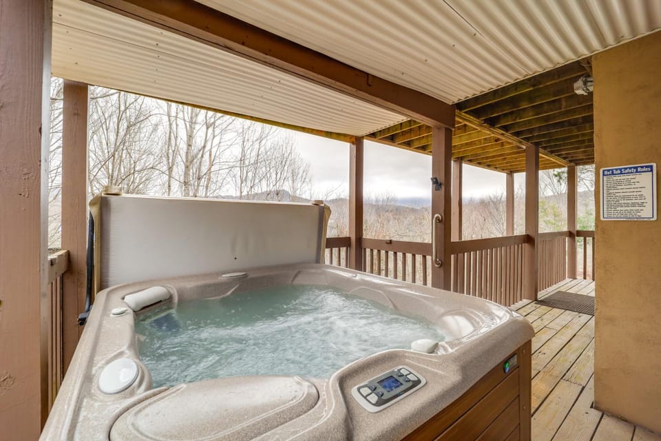 Sugar Mountain Chalet w/ Hot Tub & Ski Shuttle! House in Sugar Mountain