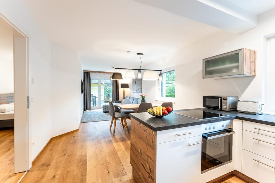 Dining area, minibar, toaster, kitchen