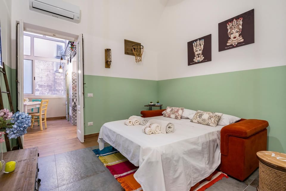 Bed, Living room