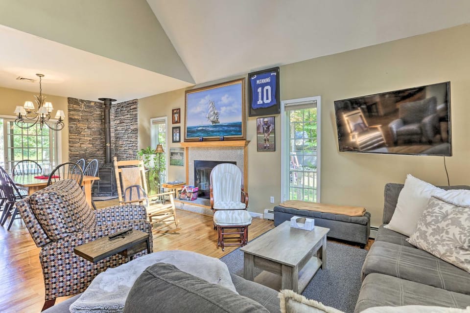 Pet-Friendly Grand Pine Bush Retreat on 2 Acres! House in Hudson Valley